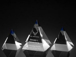 Pirámide de cristal láser 3D con grabado láser logotipo personalizado