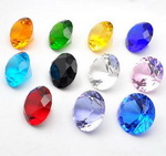 Varisized de colores de cristal de vidrio pisapapeles diamante