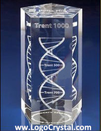 12.5 cm El prisma pentagonal cristalino del laser 3D con el diseño de la DNA grabado al agua fuerte dentro, diseña para requisitos particulares está disponible.