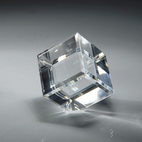 Optischer Kristall abgeschrägter Diamantwürfel, K9 Kristallwürfel mit Schneidewinkel, optischer Glaswürfel, der eine Ecke schneidet