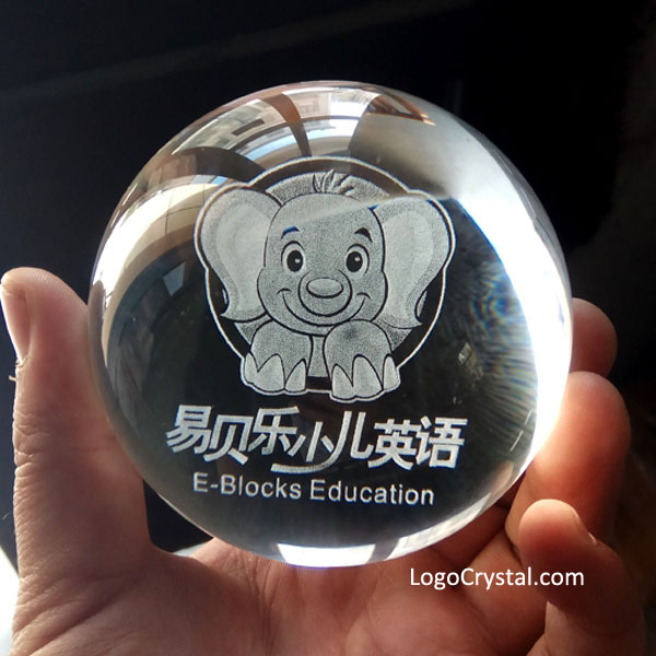 Bola de cristal de 60 mm (2.35 ") con ilustraciones 3D personalizadas y texto grabado con láser