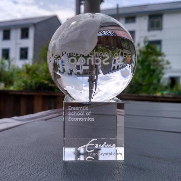 ​Boule de globe en cristal gravé au laser 3D avec texte et logo gravés à l'intérieur, avec socle gravé du logo personnalisé.