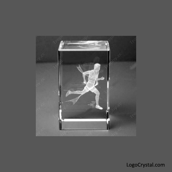 Cube en cristal gravé au laser 3D avec gravure au laser sur un coureur, trophée de course en cristal gravé au laser 3D, remise des prix du verre gravé au laser 3D, remise des récompenses 3D personnalisées.