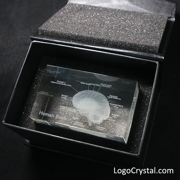 Cube de cristal laser 3D dans une boîte cadeau en lin satiné.