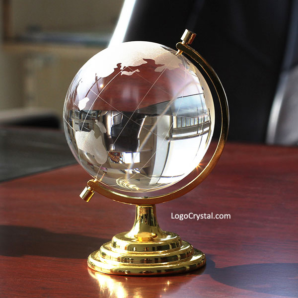 Support en métal doré, globe en cristal de 80 mm (3,15 pouces) avec gravure au laser pour conception de carte du monde, un design personnalisé est disponible.
