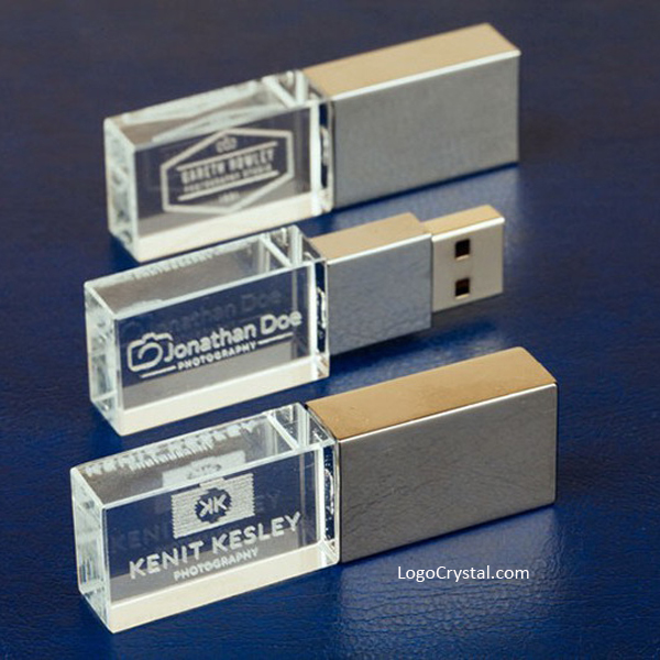 Style de cristal d'entraînement de lecteur flash USB de logo 3D léger, cette empreinte personnalisée a mené une clé USB avec un effet 3D écrasant du logo de la société, de l'image du produit de la société ou du portrait de l'événement.