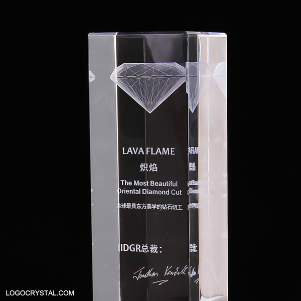 Corporate Crystal Award avec le cristal noir fixé sur du cristal gravé au laser 3D
